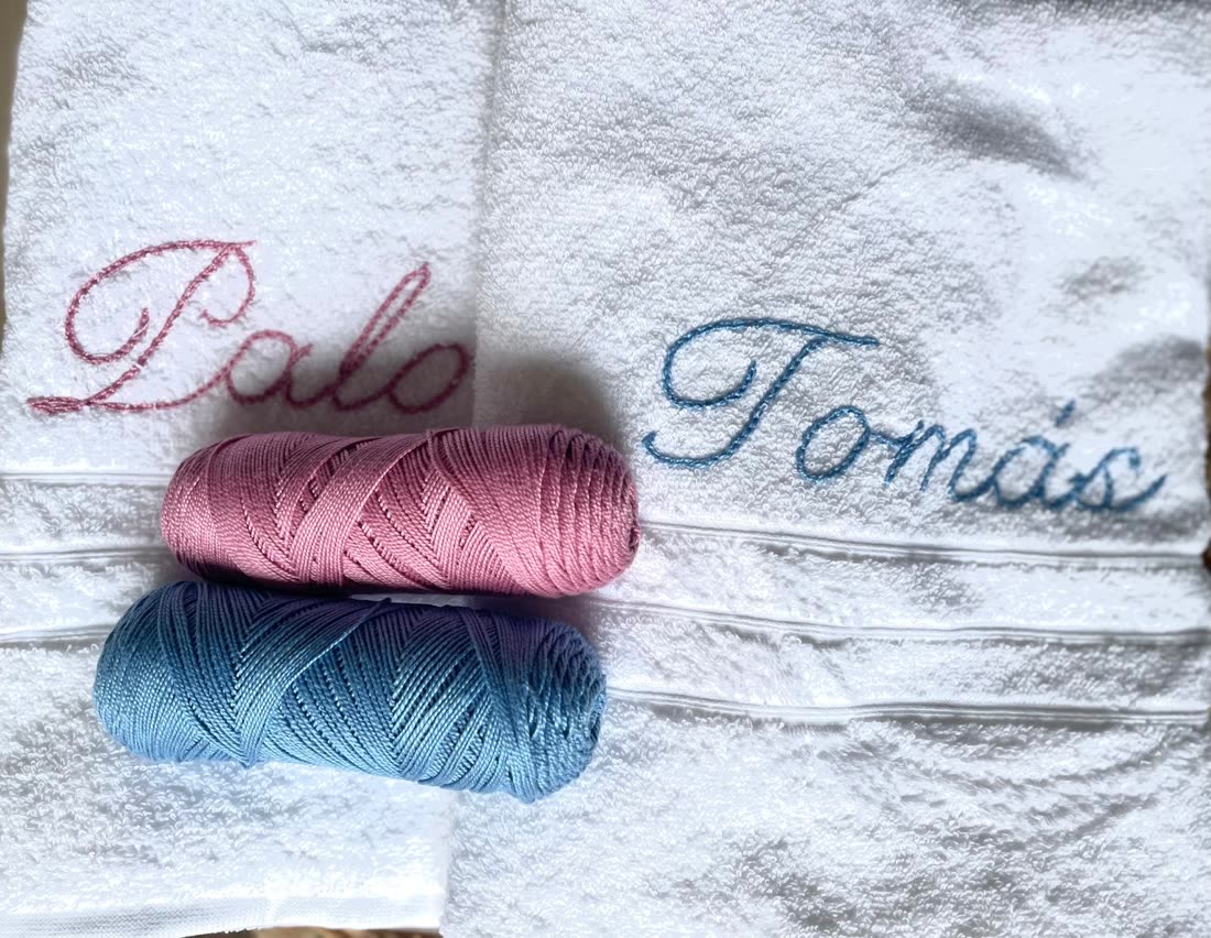 Toalla de bautizo bordada con el nombre, referencia TB-02